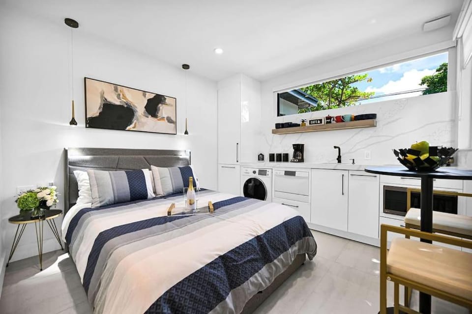 Bed, Kitchen or kitchenette, Photo of the whole room, Bedroom