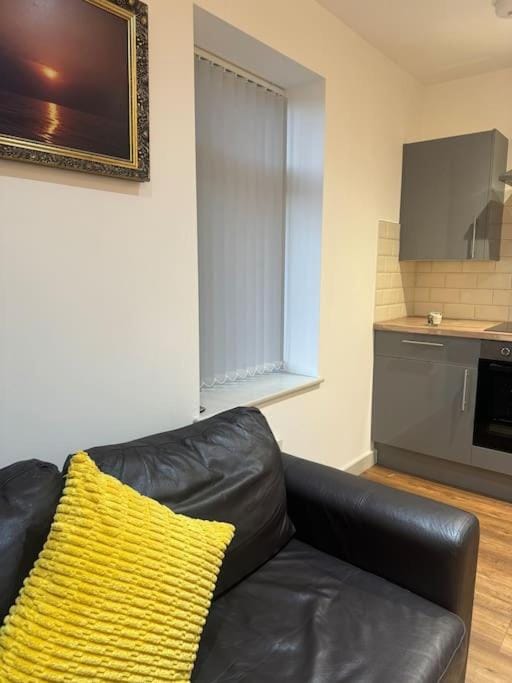 Modern Studio Kidderminster Centre Flat 3 Apartment in Wyre Forest District