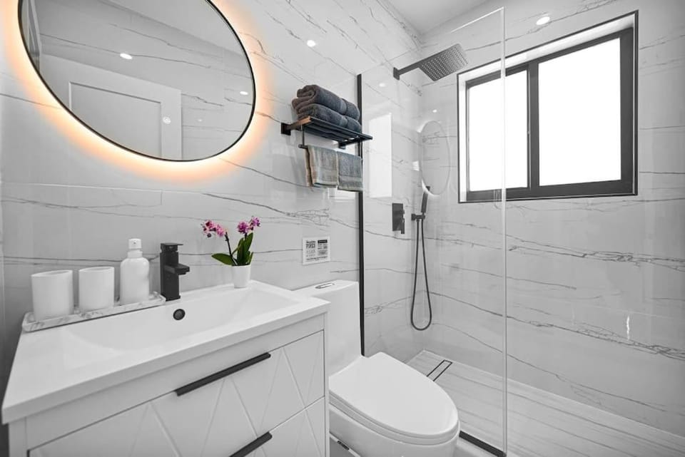Shower, Toilet, Bathroom, towels