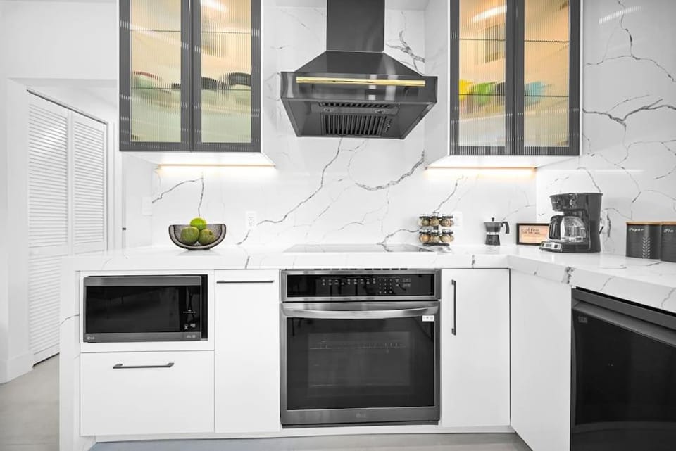 Coffee/tea facilities, Kitchen or kitchenette, dishwasher, oven, stove