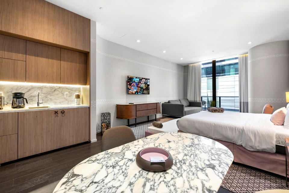 Bed, TV and multimedia, Kitchen or kitchenette, Living room, Seating area, Bedroom, air conditioner
