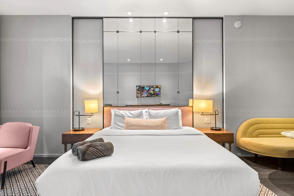 Bed, Living room, Seating area, Bedroom, towels, air conditioner