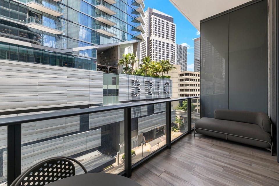 View (from property/room), Balcony/Terrace, Seating area, City view