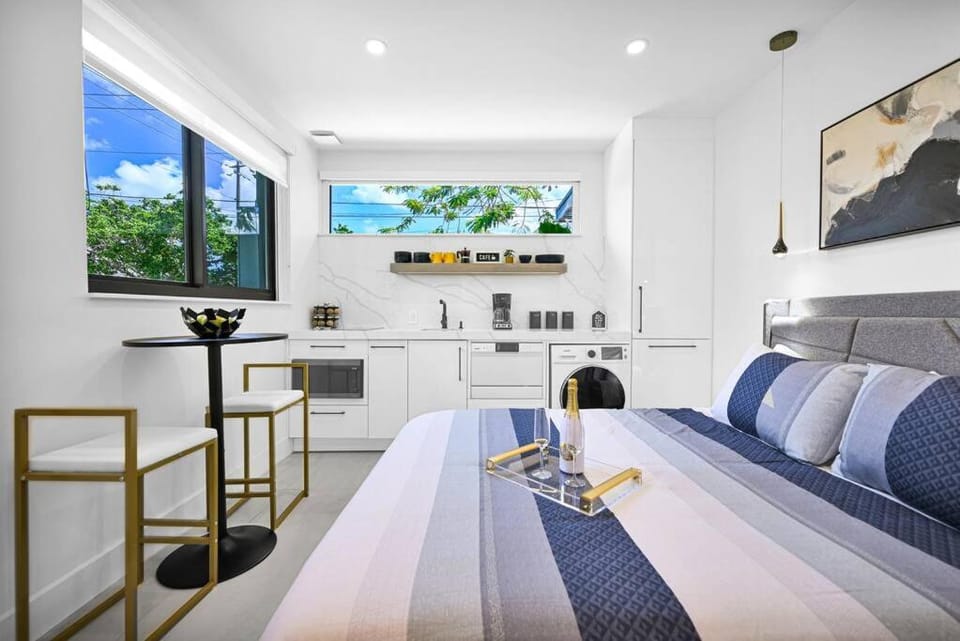 Bed, Living room, Photo of the whole room, Seating area, Bedroom