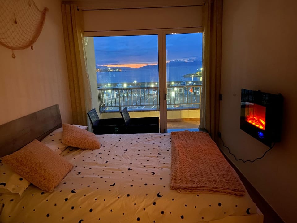 Bed, Photo of the whole room, Evening entertainment, Bedroom, Sea view, Sunset