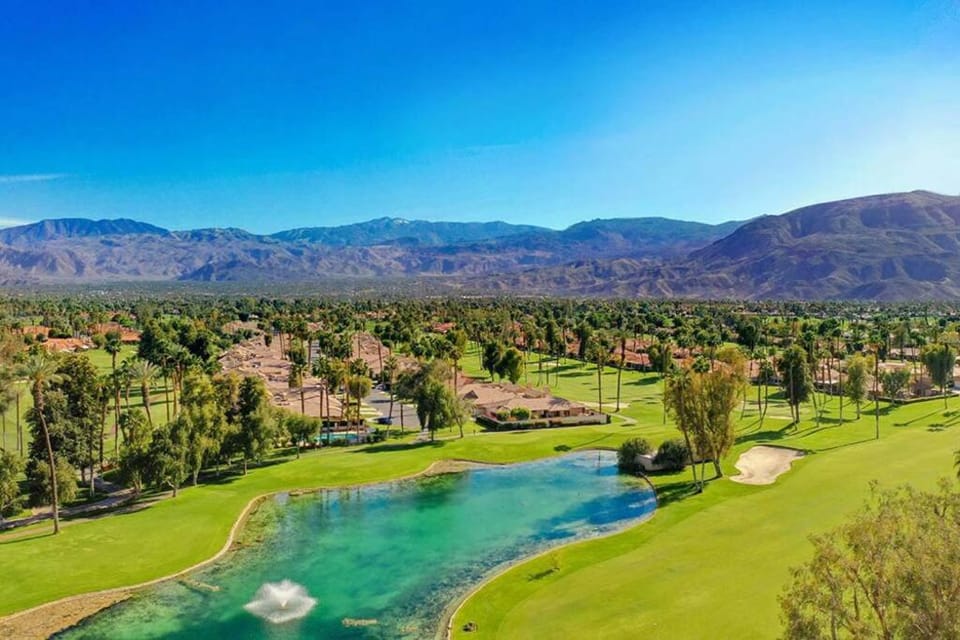 Stunning 3BD 3BA 36 pools and hot tubs patio with BBQ House in Rancho Mirage