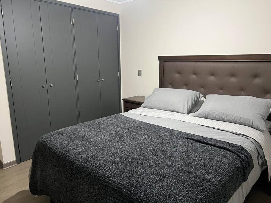 Photo of the whole room, Bedroom, wardrobe