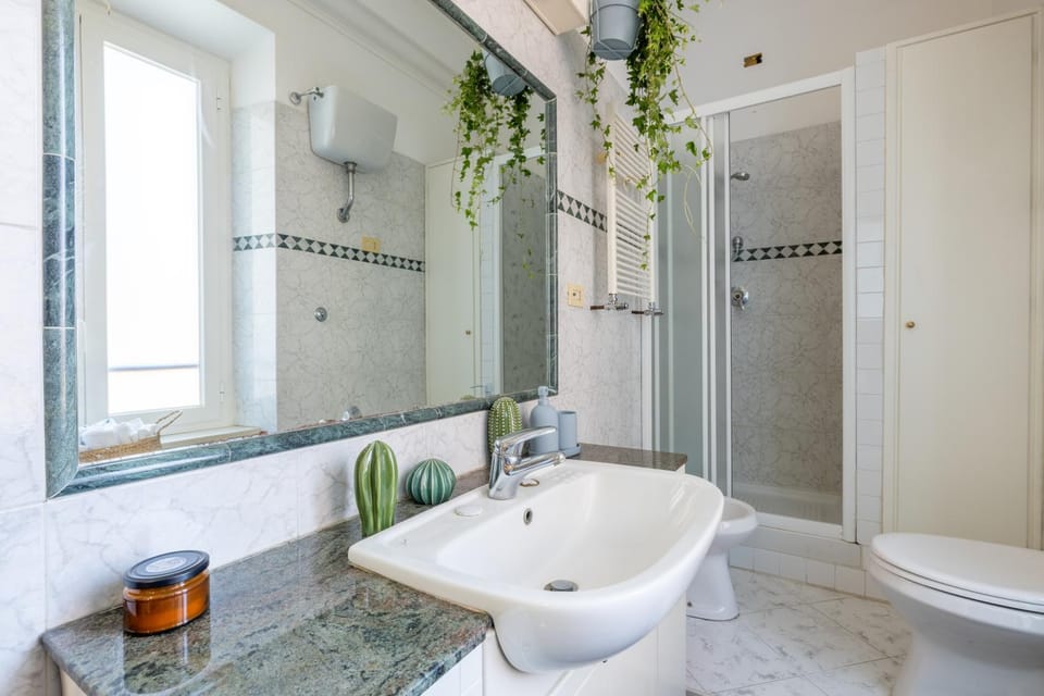 Shower, Toilet, Bathroom, bidet, towels