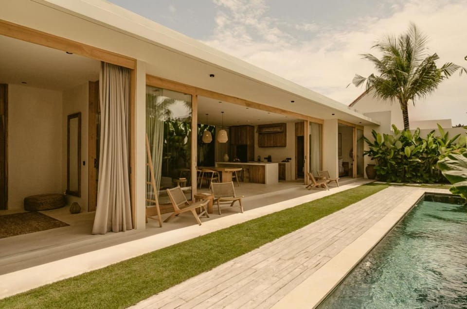 Property building, Day, Garden, Pool view