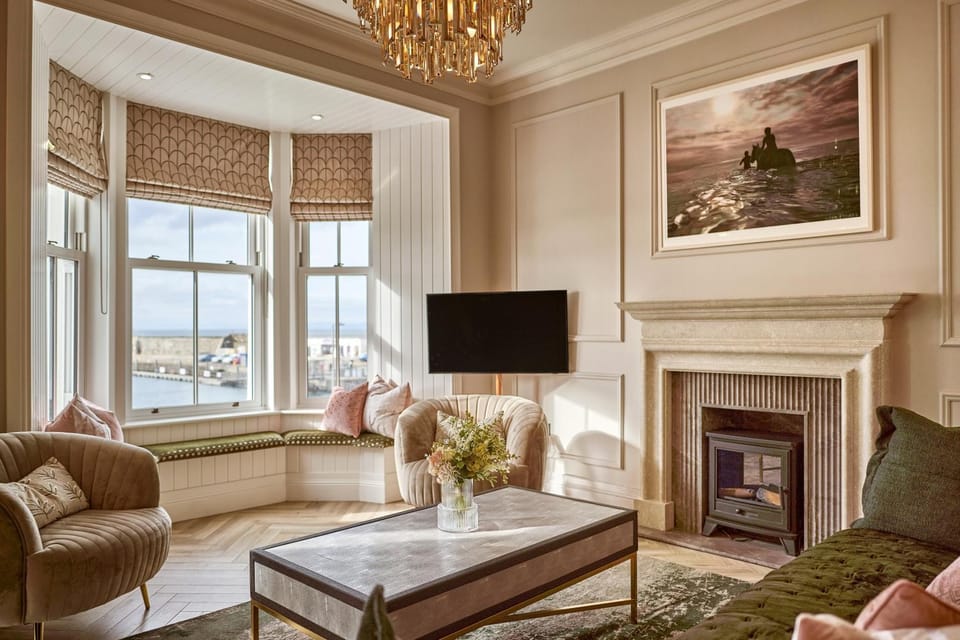 Communal lounge/ TV room, TV and multimedia, Living room, Seating area, Evening entertainment
