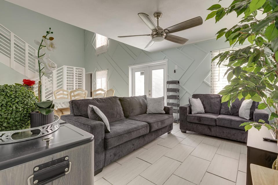 5 Mi to Boat Cruises! WPB Retreat w/ Pool Access Apartment in West Palm Beach