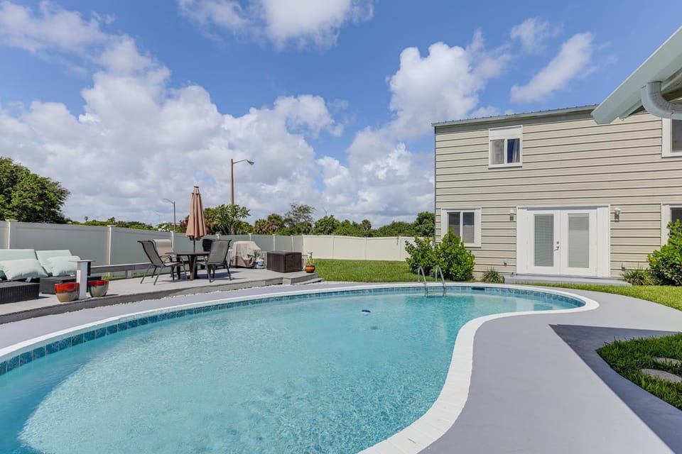 5 Mi to Boat Cruises! WPB Retreat w/ Pool Access Apartment in West Palm Beach