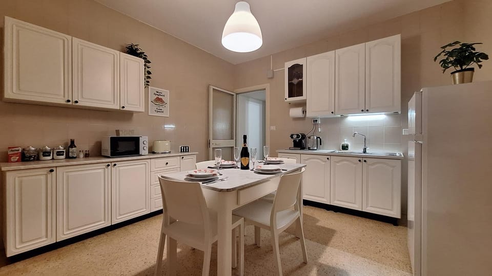 Coffee/tea facilities, Kitchen or kitchenette, Dining area, microwave, stove, toaster