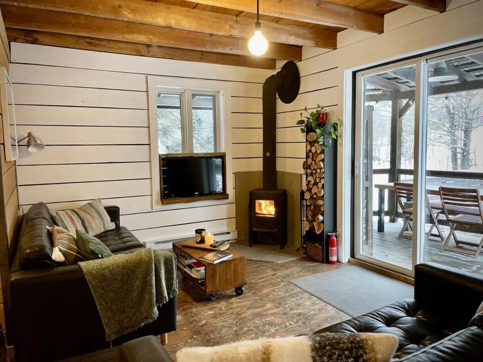 Le 10 - Spa Sauna Shower Bromont Lac-Brome Chalet in Lac-Brome
