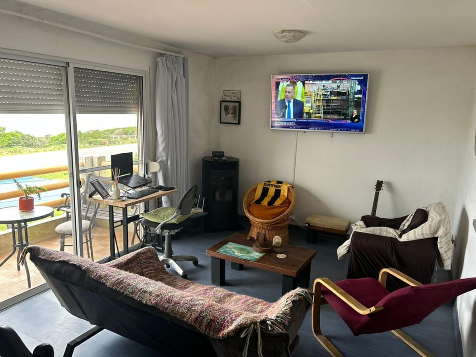 TV and multimedia, Living room, Seating area, Evening entertainment
