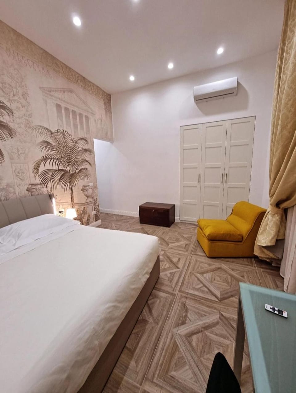 Seating area, Dining area, Bedroom, wardrobe, air conditioner
