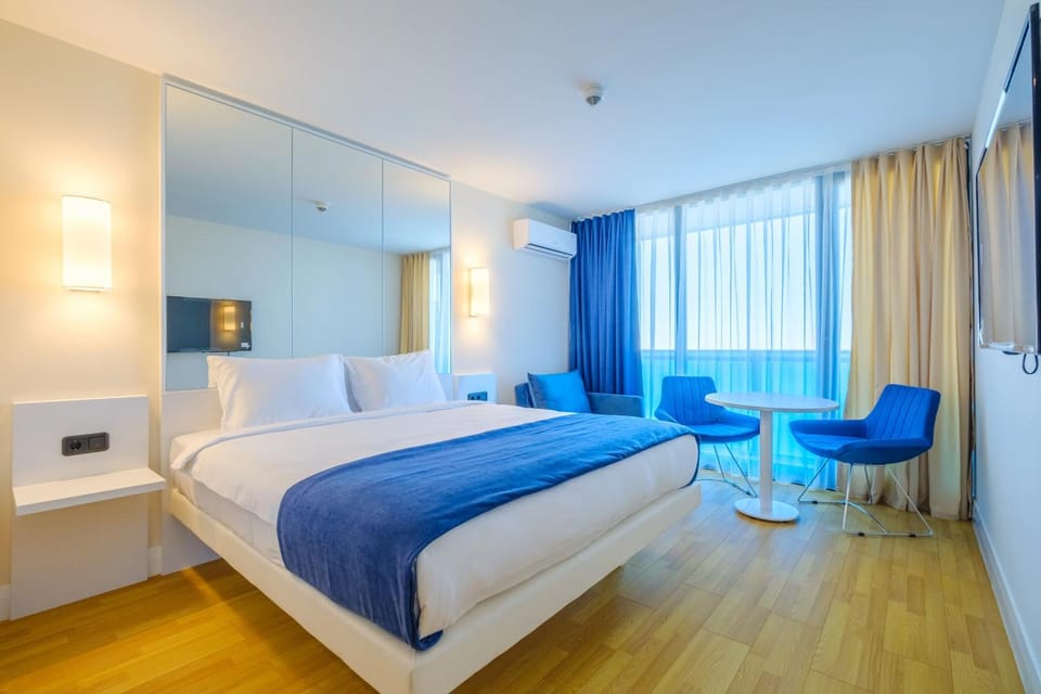 Bed, TV and multimedia, Living room, Photo of the whole room, Seating area, Bedroom