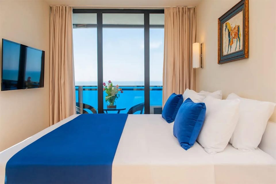 Communal lounge/ TV room, Bed, Natural landscape, TV and multimedia, Living room, Photo of the whole room, Seating area, Evening entertainment, Bedroom, Lake view, River view, Sea view