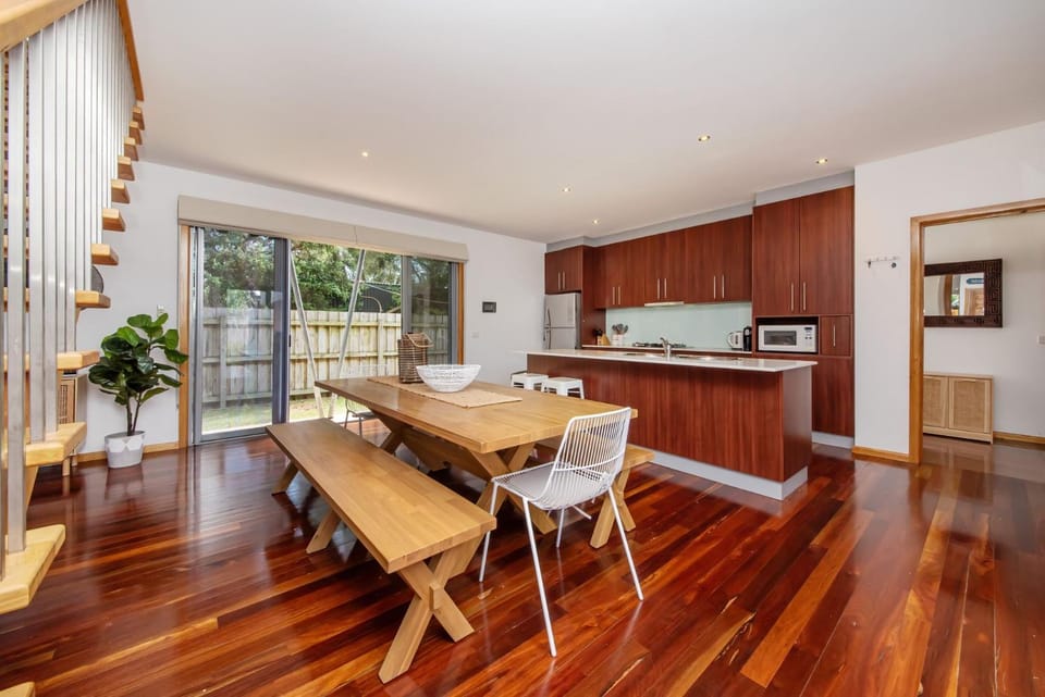 Kitchen or kitchenette, Seating area, Dining area