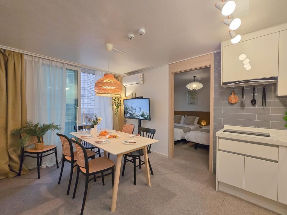 Kitchen or kitchenette, Seating area, Dining area