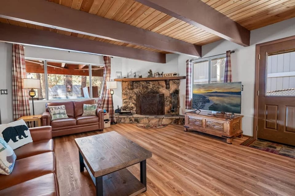 2 Bed 1 and half Bath Cabin Spa Fireplace Dogs Welcome Cabin in Big Bear