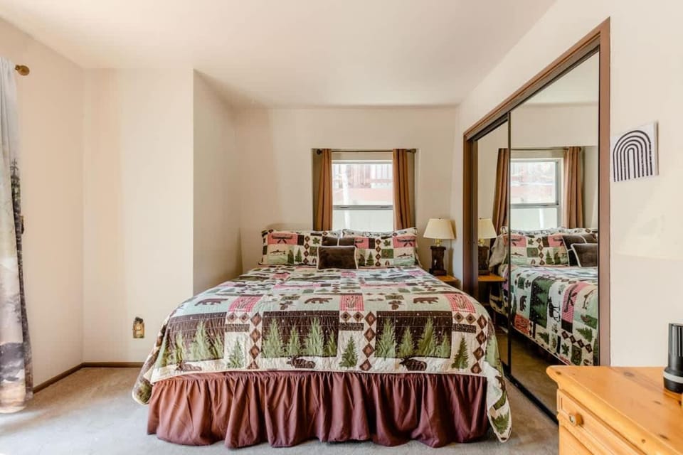 2 Bed 1 and half Bath Cabin Spa Fireplace Dogs Welcome Cabin in Big Bear