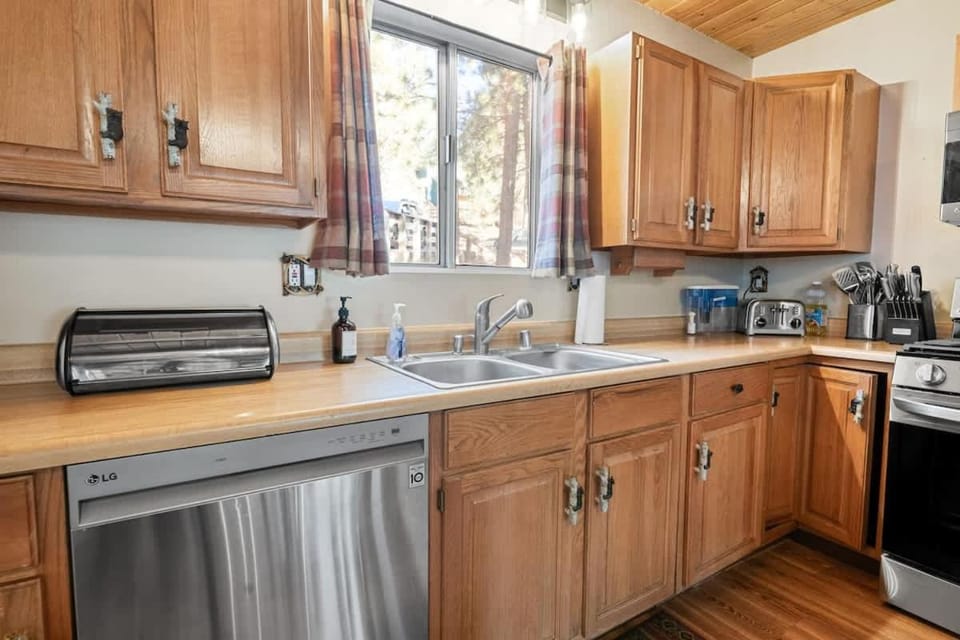 2 Bed 1 and half Bath Cabin Spa Fireplace Dogs Welcome Cabin in Big Bear