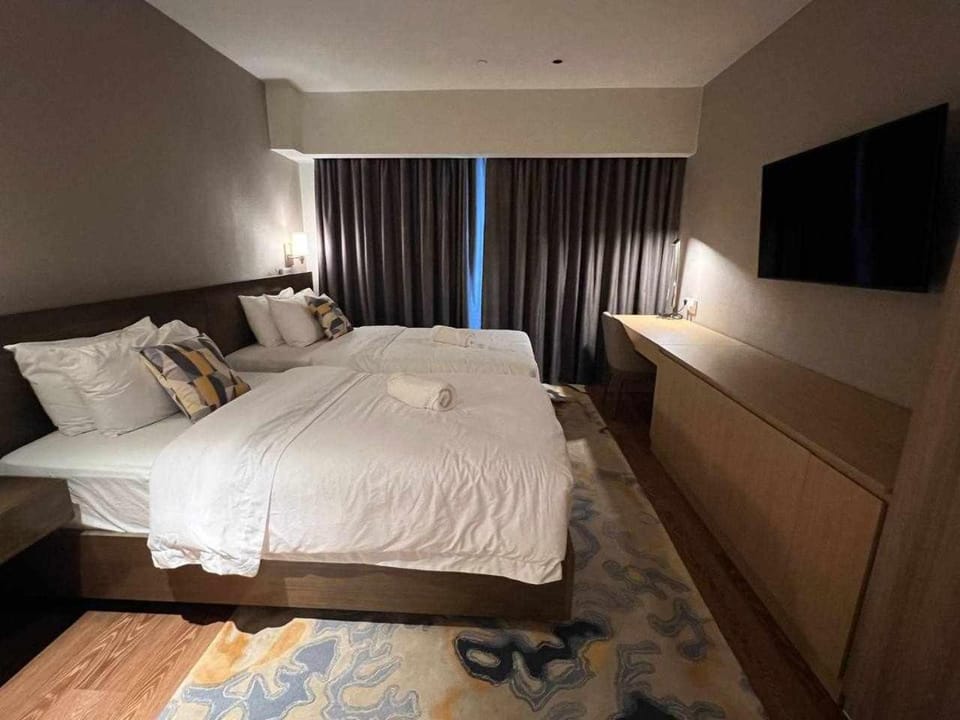Bed, TV and multimedia, View (from property/room), Bedroom, City view