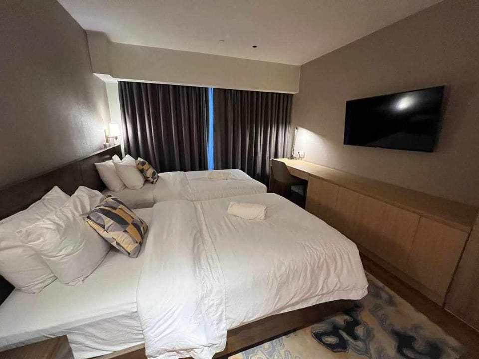 Bed, TV and multimedia, View (from property/room), Bedroom, City view
