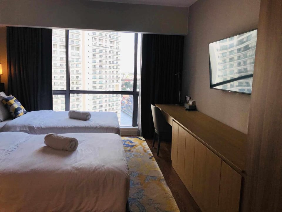 Bed, TV and multimedia, City view