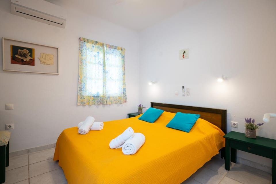 Bed, Photo of the whole room, Bedroom, air conditioner