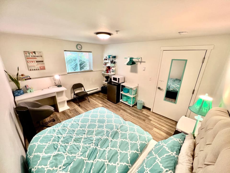 Bed, Photo of the whole room, Seating area, Bedroom