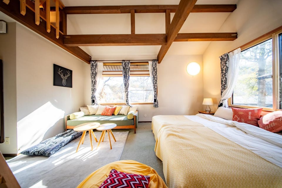 Bed, Living room, Photo of the whole room, Seating area, Bedroom