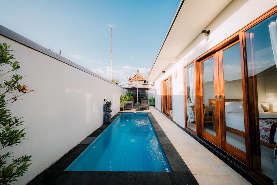 Pool view, Swimming pool, sunbed