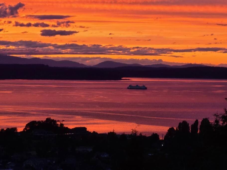 Quintessential Seattle Water Views w HotTub House in Seattle