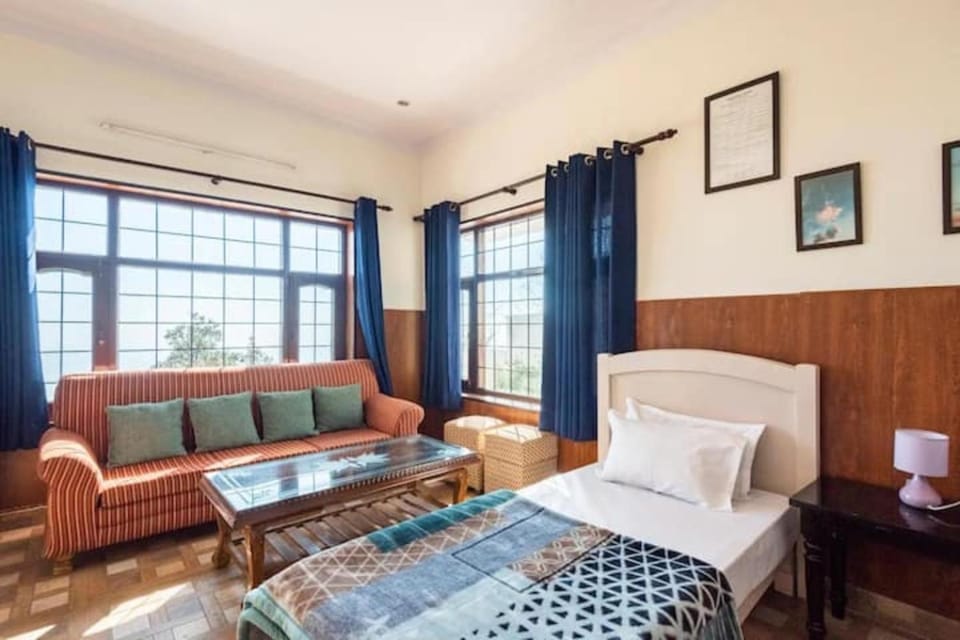 Bed, Living room, Photo of the whole room, Seating area, Bedroom