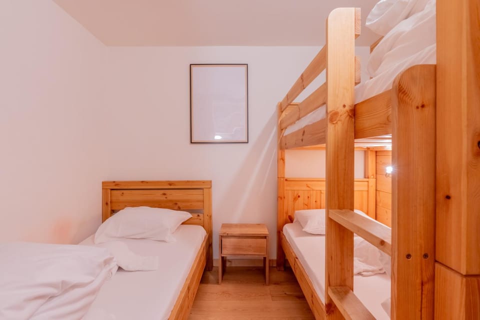 Bedroom, bunk bed