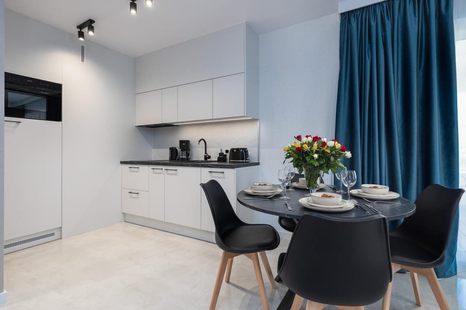 Coffee/tea facilities, Kitchen or kitchenette, dishwasher, stove, toaster