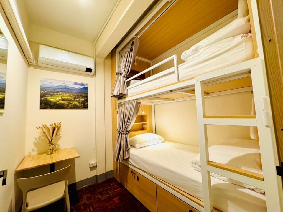 Bedroom, bunk bed
