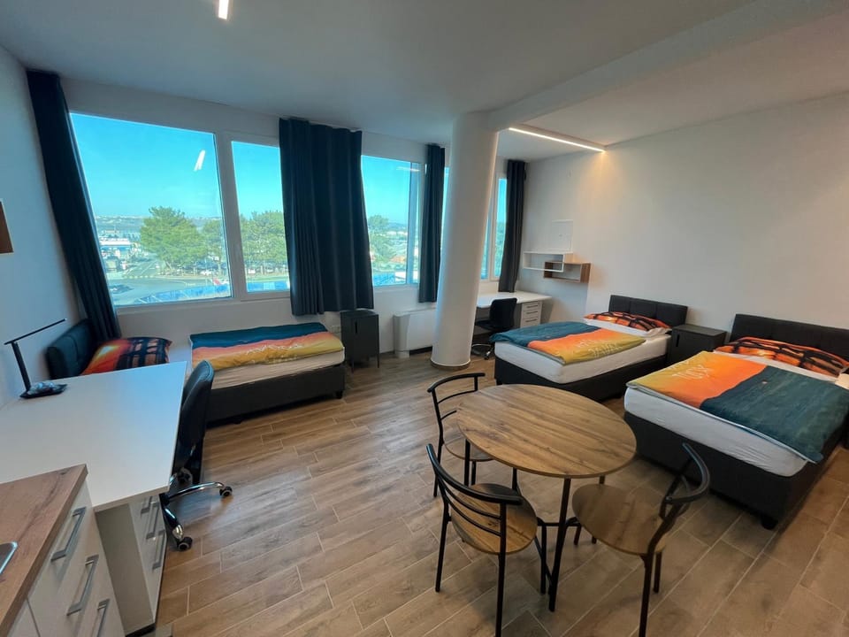 Bed, Photo of the whole room, Seating area, Dining area, Bedroom