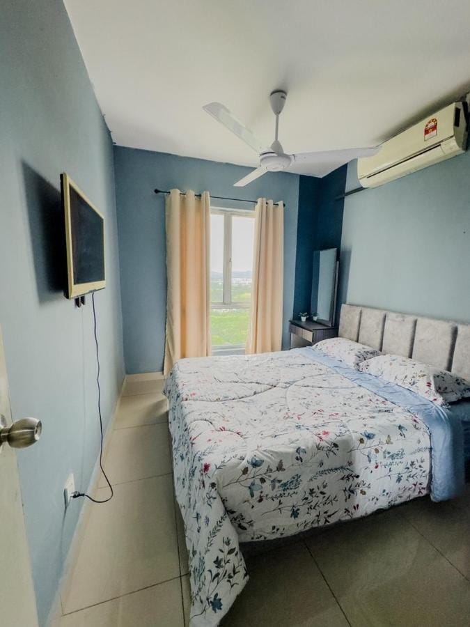 Bed, TV and multimedia, Photo of the whole room, Evening entertainment, Bedroom, Quiet street view, internet, air conditioner