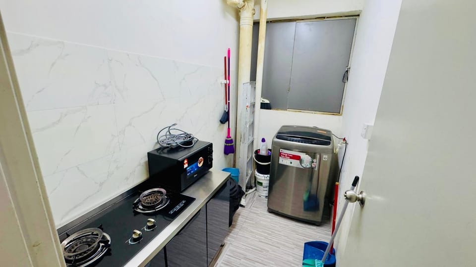 Kitchen or kitchenette, flat iron, microwave, minibar, stove, washing machine