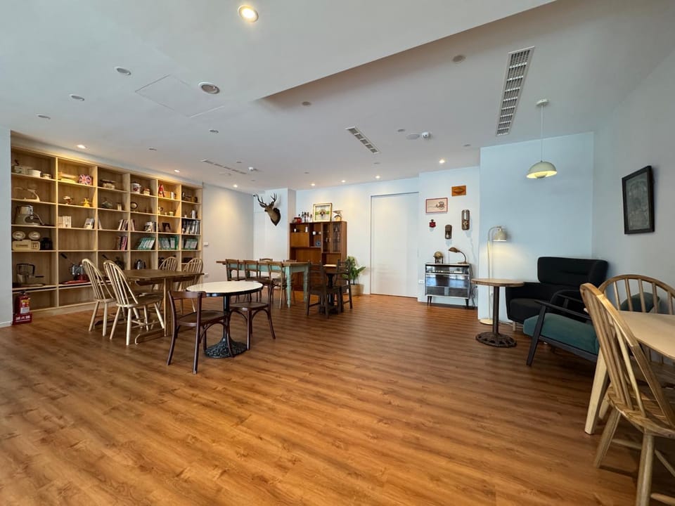 Restaurant/places to eat, Seating area, Dining area