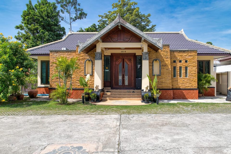Property building, Day, Garden, Street view