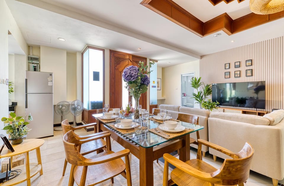 Living room, Seating area, Dining area