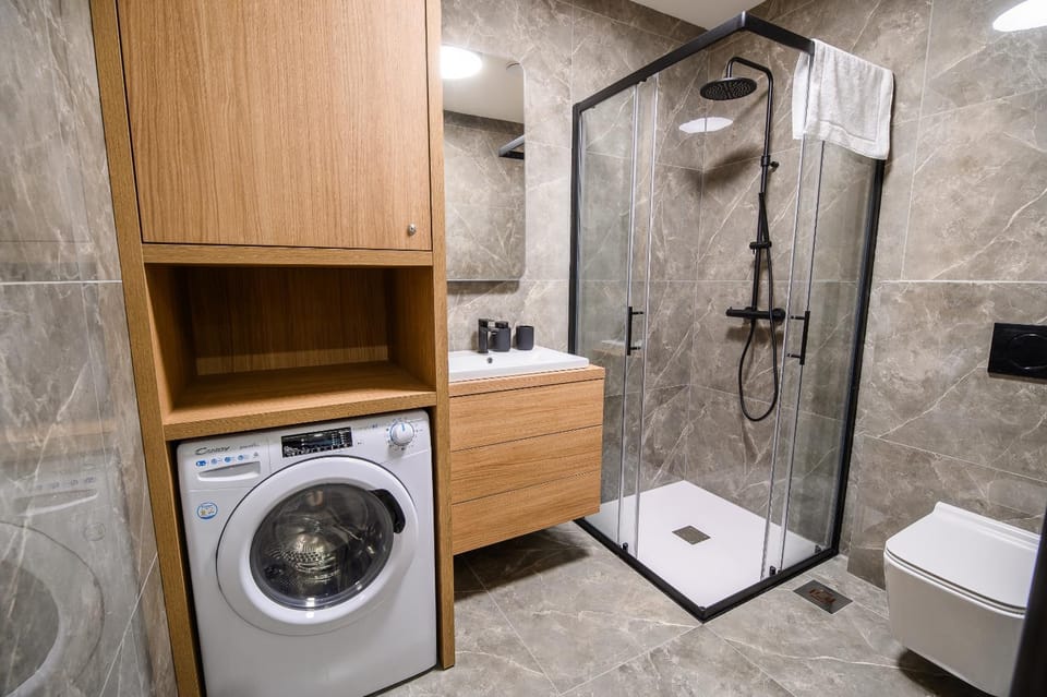 Shower, Toilet, Bathroom, towels, washing machine