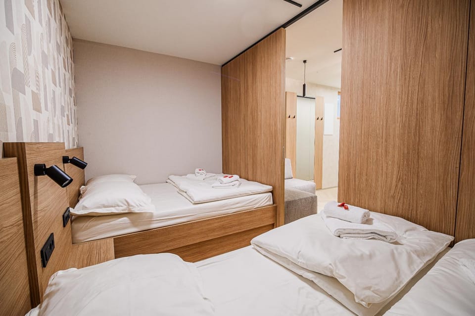 Bed, Bedroom, towels