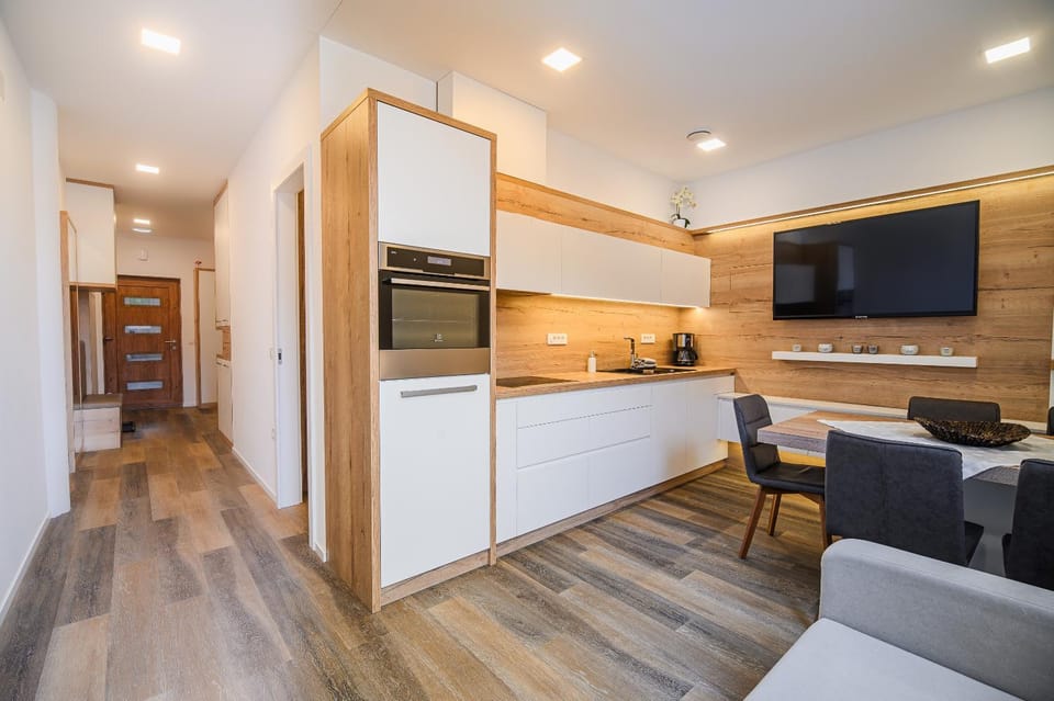 TV and multimedia, Kitchen or kitchenette, Dining area, oven, stove