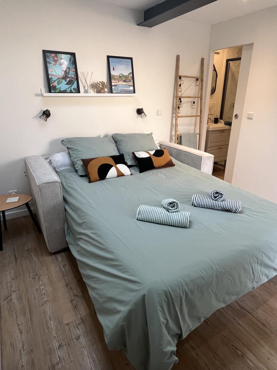 Bed, Photo of the whole room, Bedroom, towels