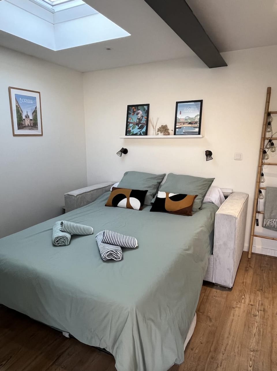 Bed, Photo of the whole room, Bedroom, towels